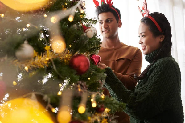 Marito e moglie decorare albero di Natale — Foto Stock