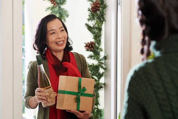 Senior Woman Visiting Family for Christmas — Foto Stock