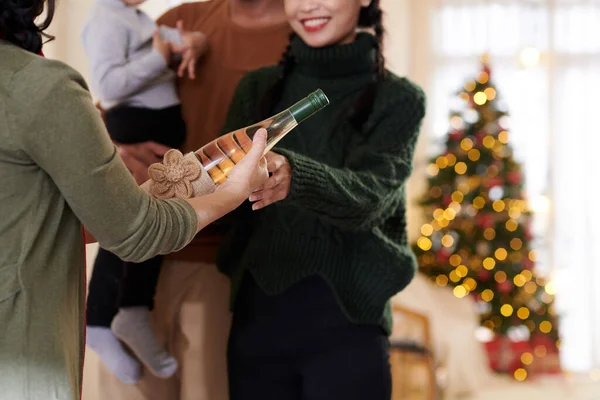 Mulher dando champanhe para a filha adulta — Fotografia de Stock