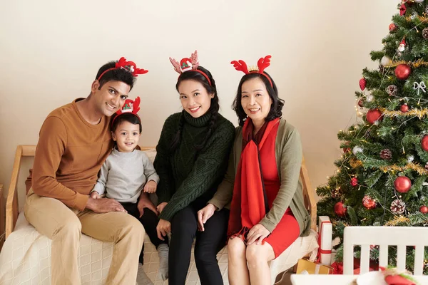 Familia feliz celebrando la Navidad —  Fotos de Stock