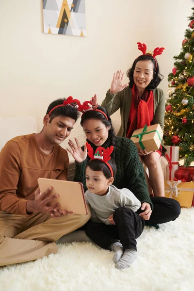 Family Wishing Merry Christmas Online — Fotografia de Stock