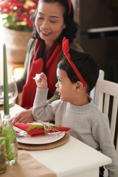 Küçük çocuk Noel yemeğinde. — Stok fotoğraf