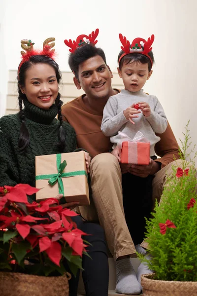 Famiglia con regali di Natale — Foto Stock