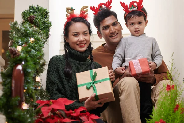 Familia diversa feliz —  Fotos de Stock