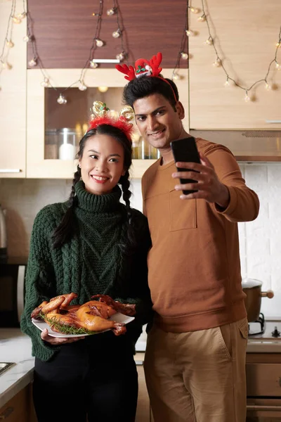 Couple Photographing with Grilled Chicken — Fotografia de Stock