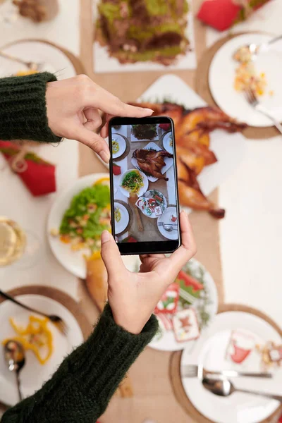 Woman Photographing Christmas Dinner Table — Stockfoto