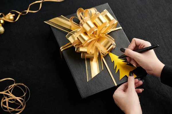 Mujer decorando regalo de Navidad —  Fotos de Stock