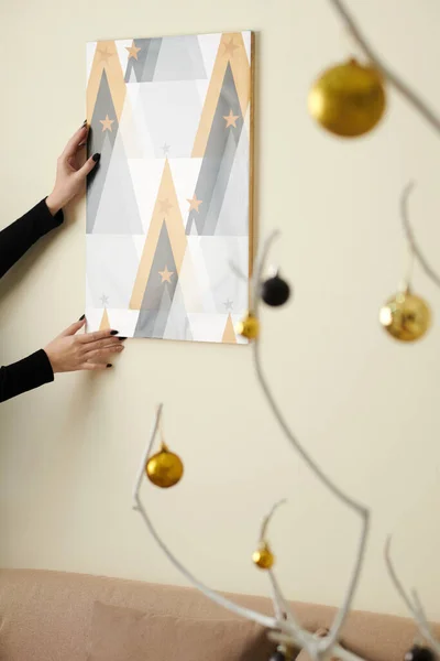 Női Kezek Lógó Kép Háromszögek Falon Amikor Díszítő Szoba Karácsonyra — Stock Fotó