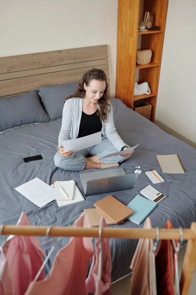 Donna Affari Positiva Seduta Sul Letto Casa Che Lavora Con — Foto Stock