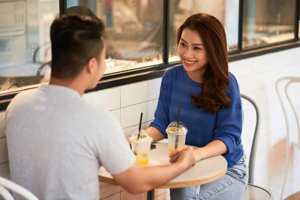 Mädchen Smiling Bei Asiatisch Boyfriend — Stockfoto
