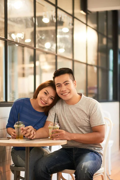 Портрет счастливой пары с напитками — стоковое фото