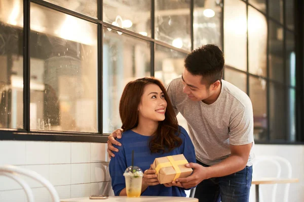 Aziatische man het maken van verrassing naar vriendin — Stockfoto