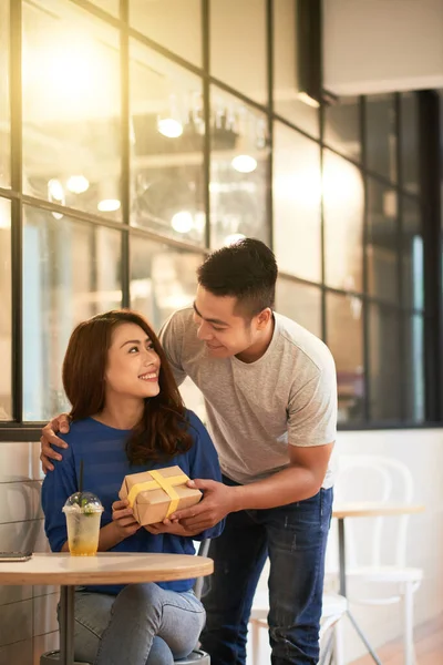 Cuplu sărbătorește aniversarea în cafenea — Fotografie, imagine de stoc