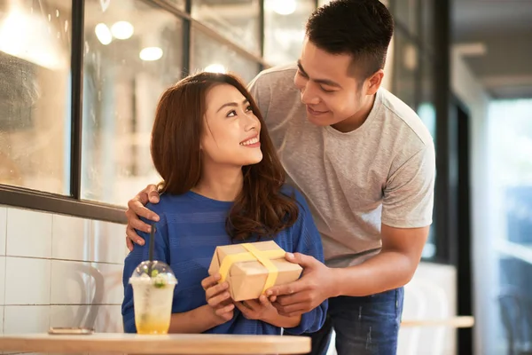 Amoroso hombre dando regalo a novia —  Fotos de Stock