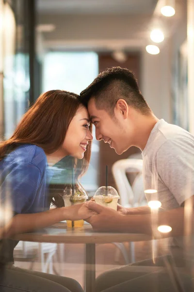 Закохана пара в кафе — стокове фото