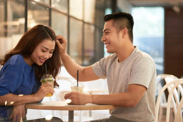 Young Man Adjusting Hair To Girlfriend — Fotografia de Stock