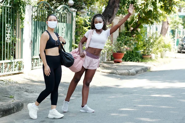 Deportivas con Bolsas de Gimnasio Cogiendo Taxi —  Fotos de Stock