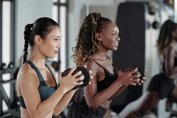 Женщины делают упражнения с весами — стоковое фото