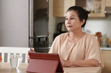 Tablet üzerinde çalışan Kıdemli Kadın