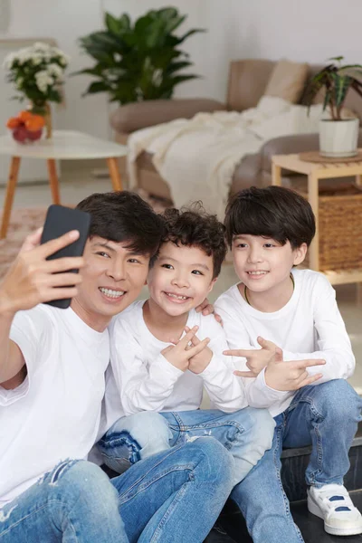 Ojciec biorąc Selfie z dziećmi — Zdjęcie stockowe