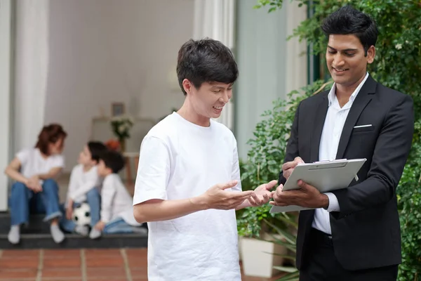 Agent asking Man to Sign Insurance Policy — Stockfoto