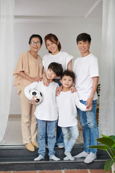 Famiglia felice di cinque persone — Foto Stock