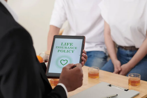 Verzekeringsagent in gesprek met een paar — Stockfoto