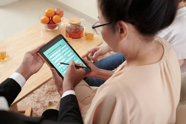 Senior Woman Filling Form on Tablet — Stockfoto