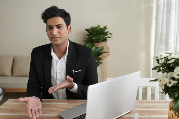 Verzekeringsagent praat met klant — Stockfoto