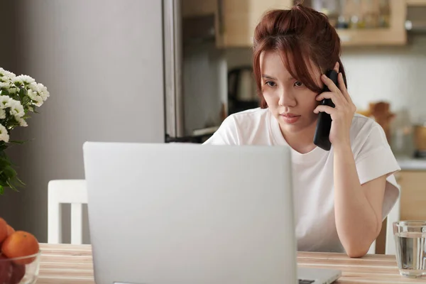Woman Reading Article on Laptop — Stockfoto