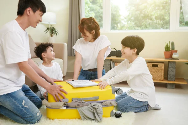 Family Packing Suitcase for Vacation — Foto Stock