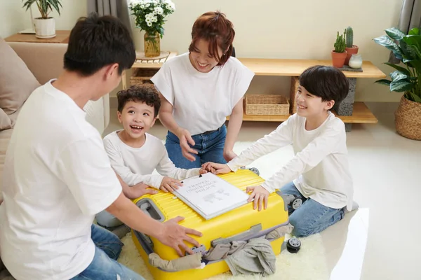 Family of Four Closing Packed Suitcase — Foto Stock