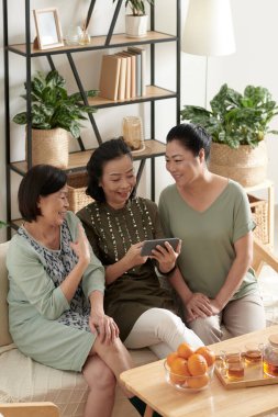 Üst Düzey Arkadaşlar Komik Videolar İzliyor