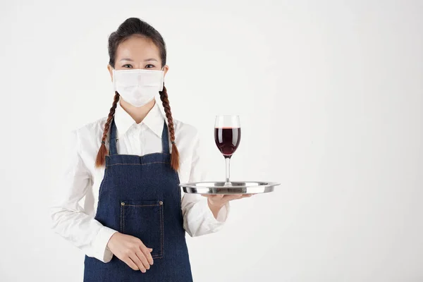 女服务员红酒 — 图库照片