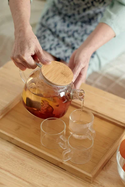 Woman Pouring Balck Tea in Cup — Fotografia de Stock