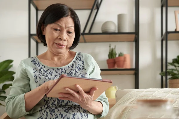 Elderly Woman Playing Game on Tablet — Stockfoto