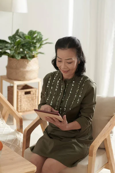 Senior Woman Checking Social Media App — Stok Foto