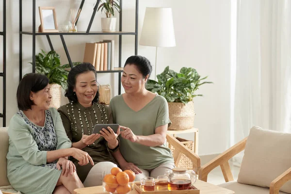 Elderly Women Gathered at Home — Stockfoto
