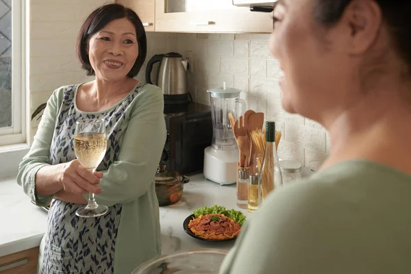 Elderly Woman Talking to Friend — Stockfoto