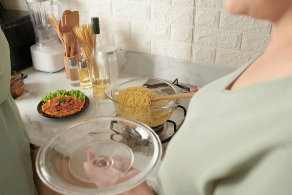 Жінка готує спагетті на вечерю — стокове фото