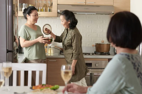 Woman Helping Friend with Cooking — 图库照片