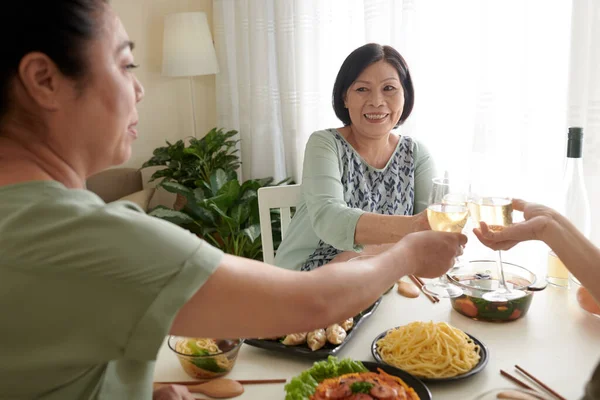 Female Friends Having Dinner at Home — Stok fotoğraf