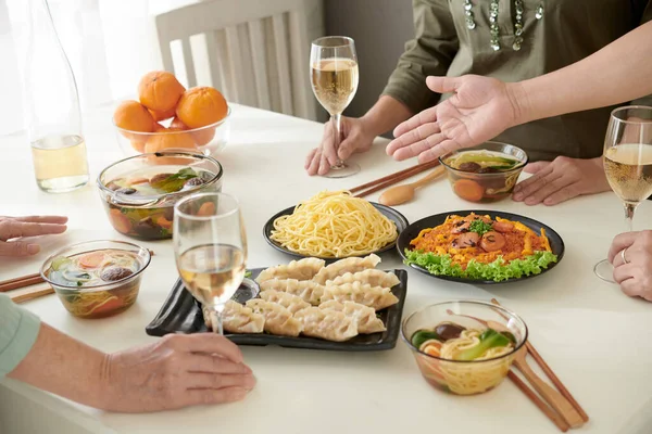 Deliciosa comida en la mesa de cena —  Fotos de Stock