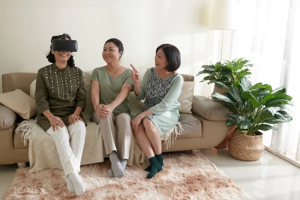 Senior Friends Play VR Video Game — 스톡 사진