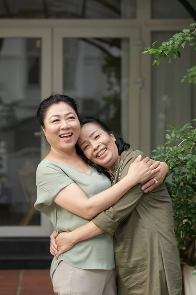 Two Hugging Senior Best Friend — Stockfoto