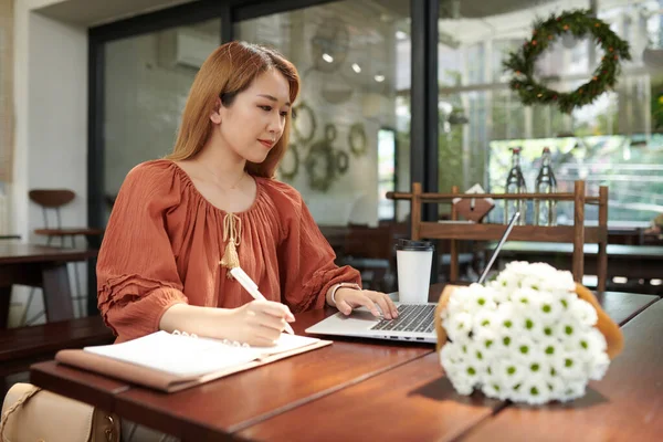 Frau arbeitet im Café am Laptop — Stockfoto