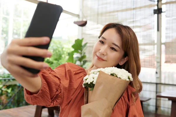Kobieta biorąc Selfie z bukietem — Zdjęcie stockowe