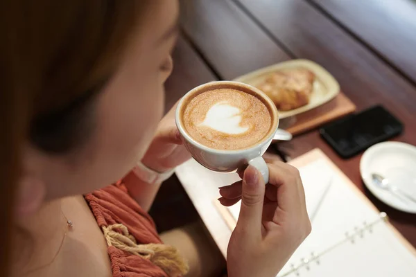 Kvinna dricka kopp cappuccino — Stockfoto