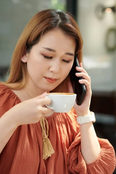 Mujer llamando por teléfono —  Fotos de Stock