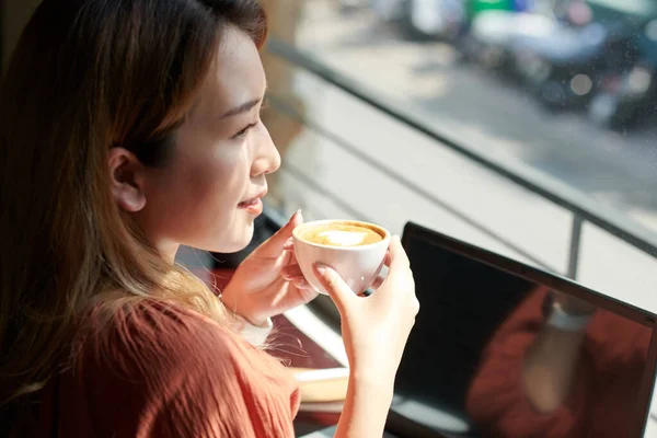 Wman Drinking Coffee in Cafe — Foto Stock